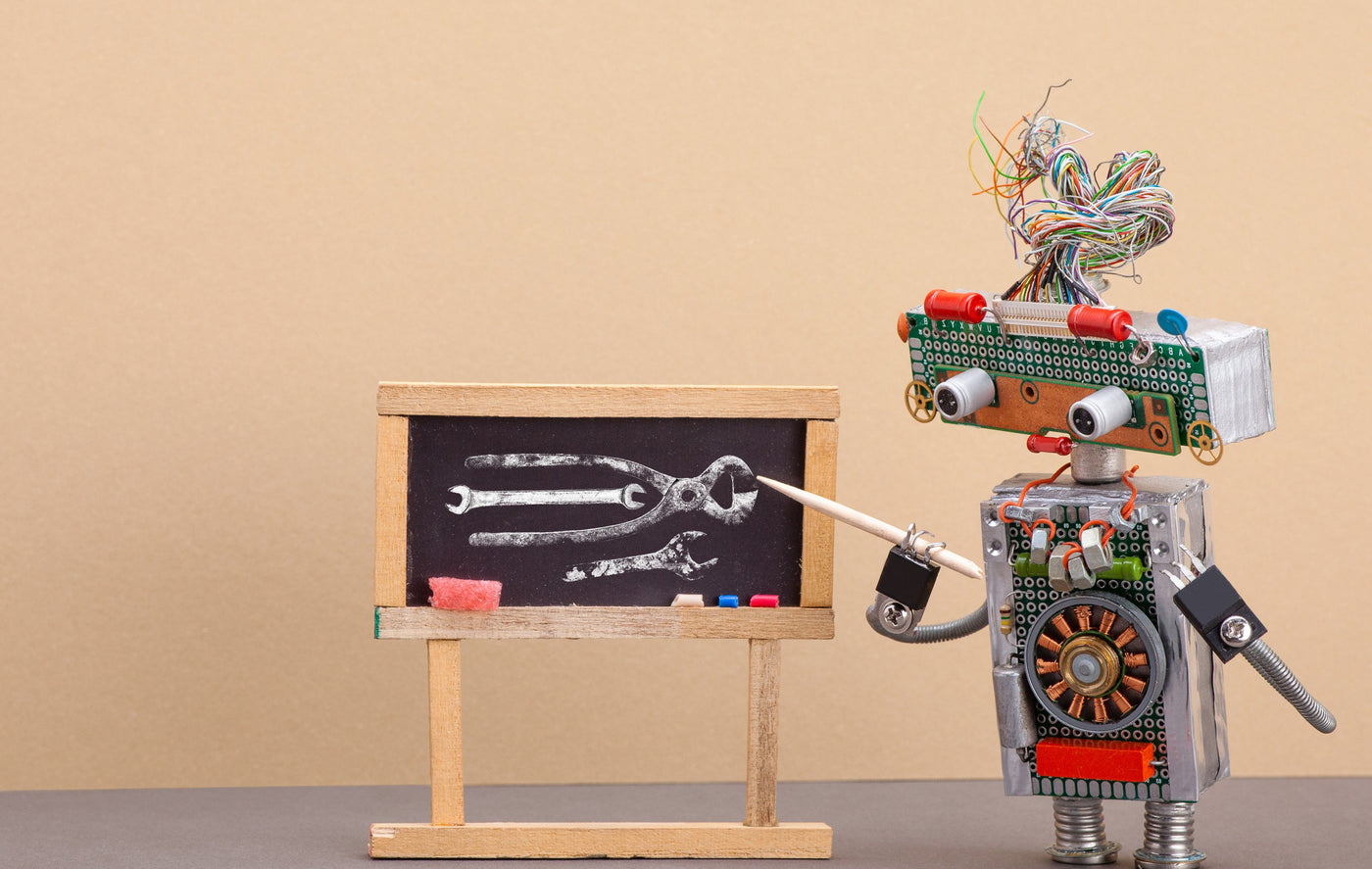 Erinevatest elektroonikajuppidest koosnev robot, kes näitab tahvlile