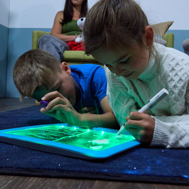 TTS A4 helendav joonistus- ja kirjutusalus ja 6 markerit SD10522B